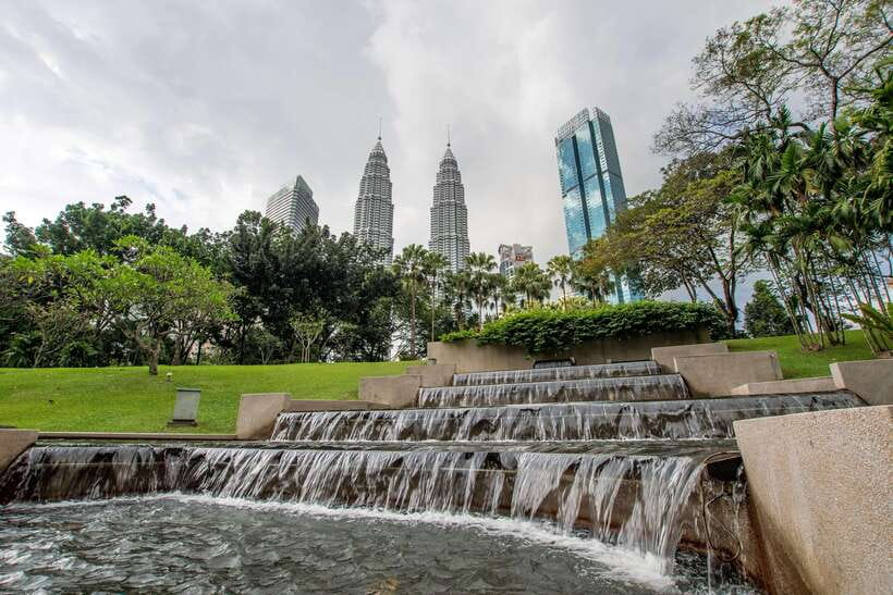 Best of Kuala Lumpur Tour with Twin Tower Entry - Chinatown’s temples, market and street life