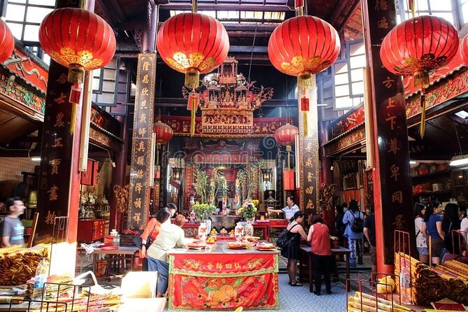 Discover The Best of Kuala Lumpur by Night - Petaling Street: tea, stalls and street energy