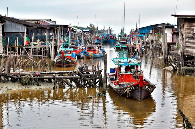 Fireflies Tour and Batu Cave Visit with Boat Ride and Seafood Dinner - Bukit Melawati trades cave steps for sea views