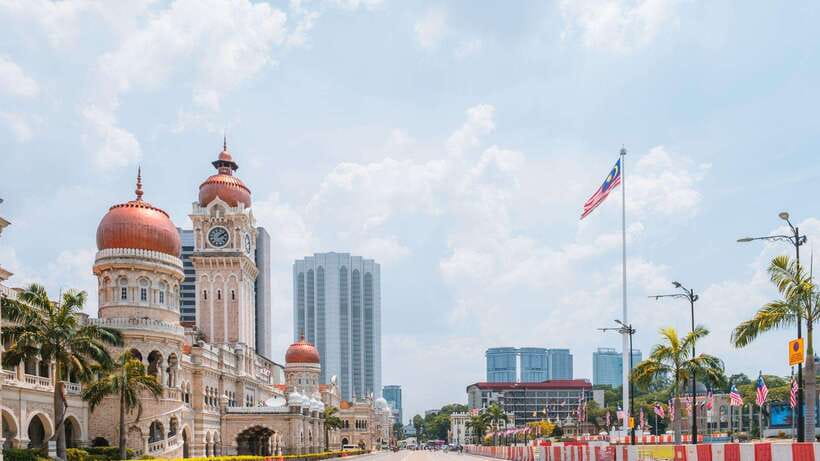 From KLIA or Port Klang: Kuala Lumpur Transit Tour - Batik, royal gates and a city garden