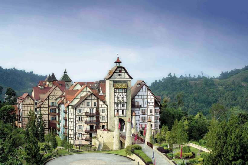 From Kuala Lumpur: Colmar Tropicale and Batu Caves Day Trip - The driver-guide shapes the day