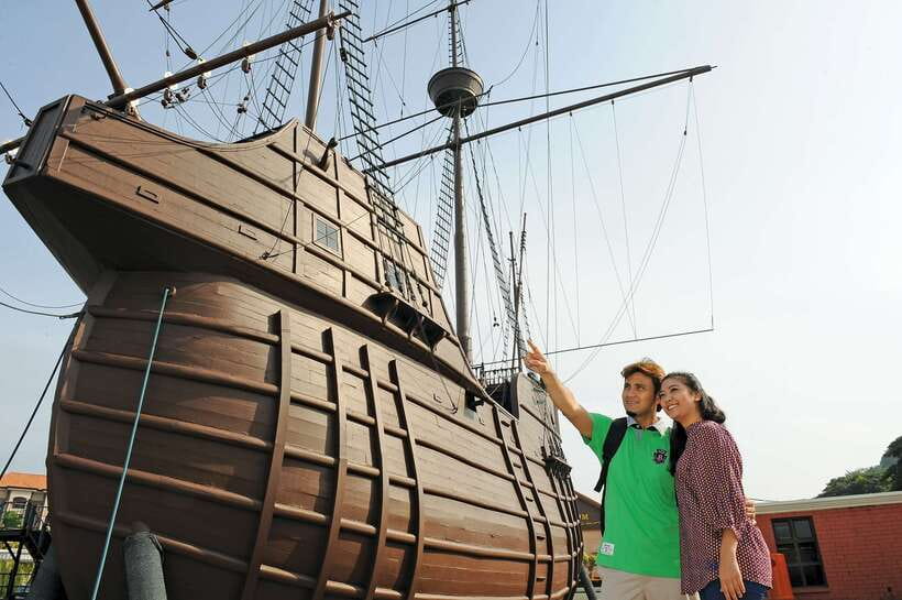From Kuala Lumpur: Full-Day Historical Tour of Malacca - Jonker Street, antiques and lunch on your own