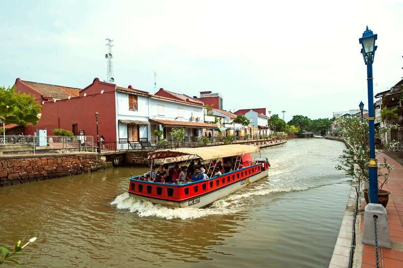 From Kuala Lumpur: Full-Day Historical Tour of Malacca - Cheng Hoon Teng and a living religious tradition