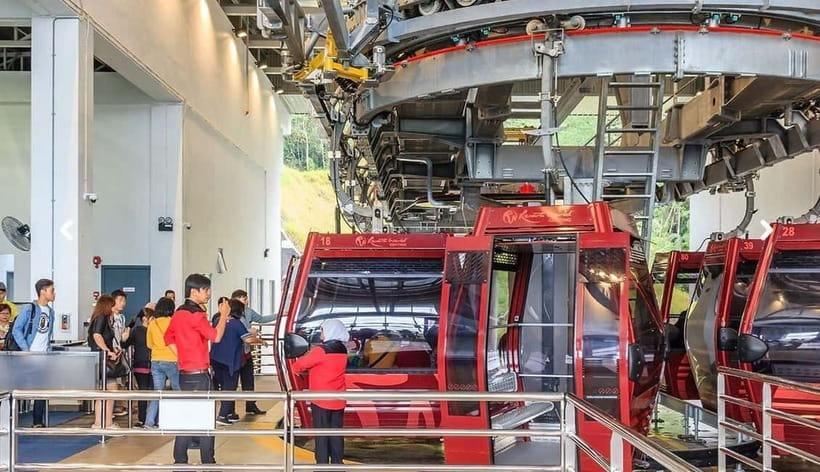 Genting Highland: Premium Outlets Cable Car - Arriving at SkyAvenue