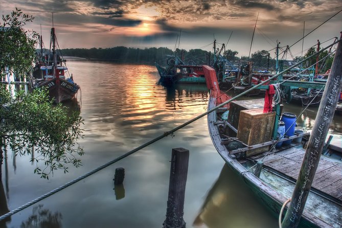 Glowing Kuala Selangor Firefly Tour - Sri Shakti Temple: A striking first stop