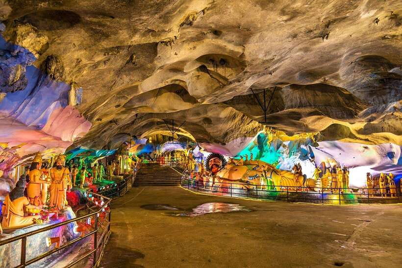 Kuala Lumpur : Batu Caves Private Tour - Climbing the 272 steps to the main shrine