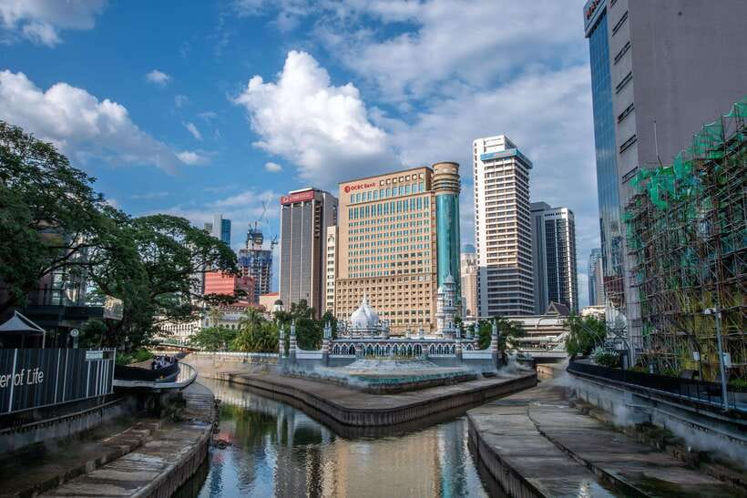 Kuala Lumpur: City Tour & Batu Caves Combo - Batik, chocolate and the commercial stops