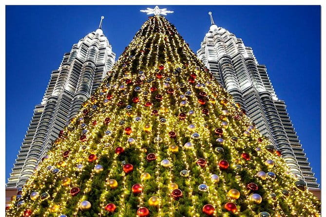 Kuala Lumpur City Tour with 21 Attraction (Private) - Batik, monuments and a stretch of green space