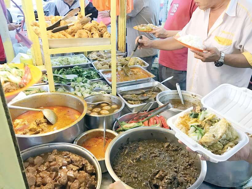Kuala Lumpur: Evening Food Tour by Bike - Riding past Dataran Merdeka and the River of Life