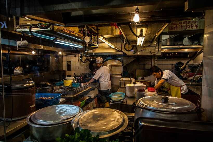 Kuala Lumpur: Evening Food Tour by Bike - Why the guide matters