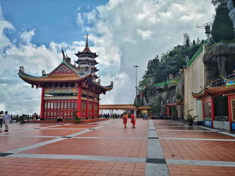 Kuala Lumpur: Genting Highlands & Batu Caves Day Trip - Guides, transport and the shared-tour rhythm