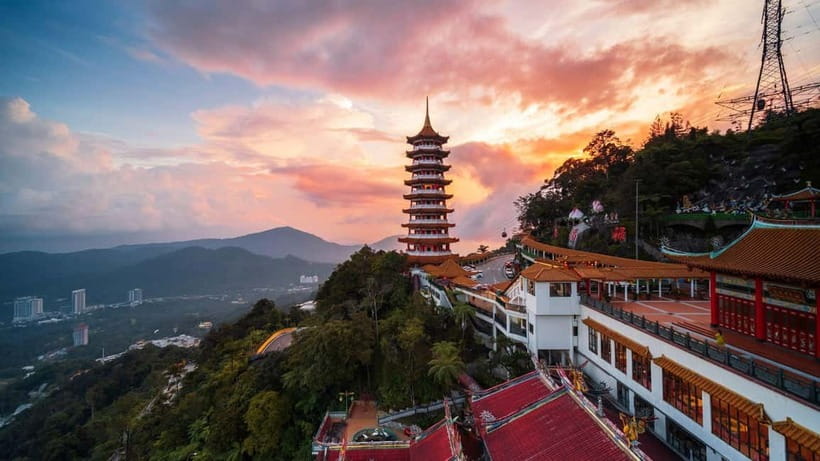 Kuala Lumpur: Genting Highlands Tour with Awana Cable Car - Riding the Awana SkyWay above the rainforest