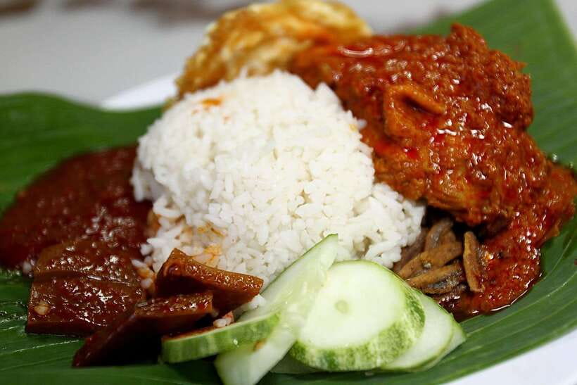 Kuala Lumpur: Half Day Local Food Walking Tour - Markets, wooden homes and Malay food
