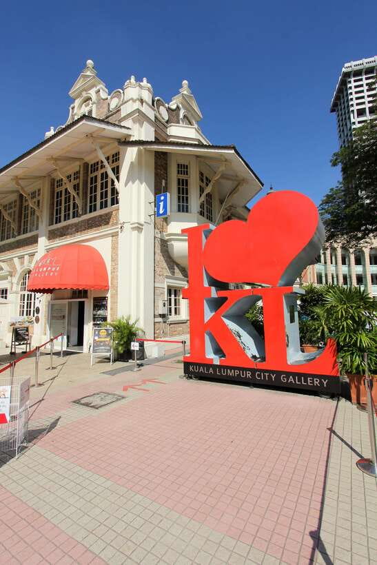 Kuala Lumpur: Half-Day Photo Tour with Petronas Twin Towers - A private ride makes a busy route easier