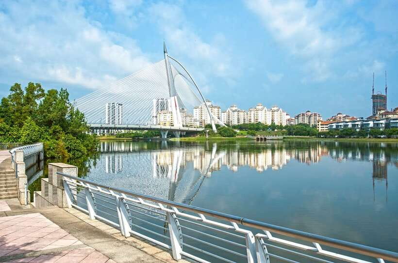 Kuala Lumpur: Putrajaya City Tour with Lake Cruise - Taman Warisan: crops, trees and rubber