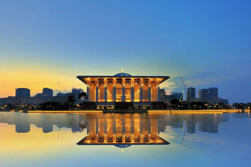 Kuala Lumpur: Putrajaya City Tour with Lake Cruise - Putra Mosque and its rose-colored dome