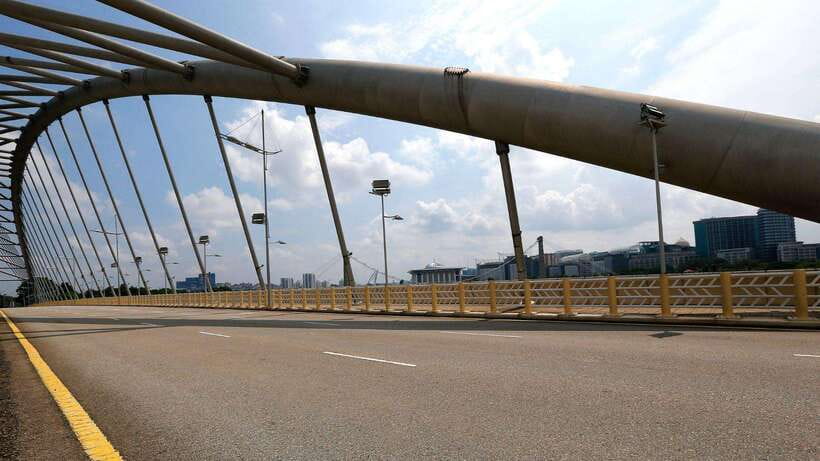 Kuala Lumpur: Putrajaya Tour with Traditional Boat Cruise - The road from Kuala Lumpur
