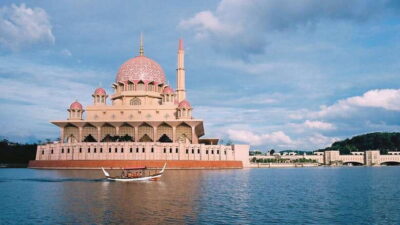 Putrajaya Tour with Traditional Boat Cruise