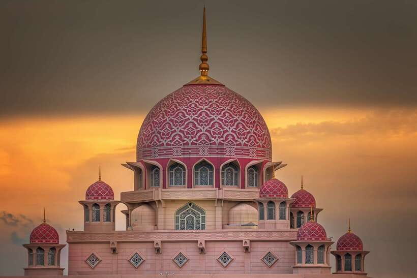 Kuala Lumpur: Putrajaya Tour with Traditional Boat Cruise - Putrajaya Lake from a traditional boat