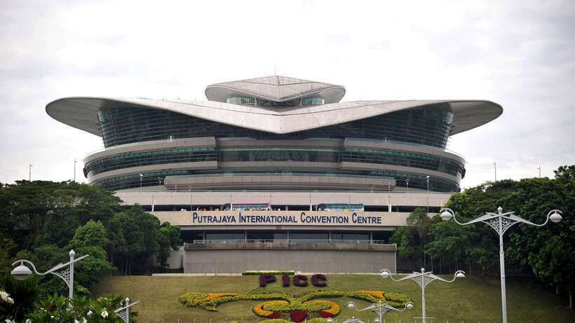Kuala Lumpur: Putrajaya Tour with Traditional Boat Cruise - Courts, ministries and ceremonial bridges