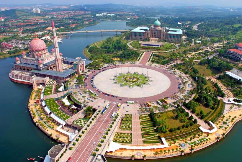 Kuala Lumpur: Putrajaya Tour with Traditional Boat Cruise - A view from the hilltop Convention Centre