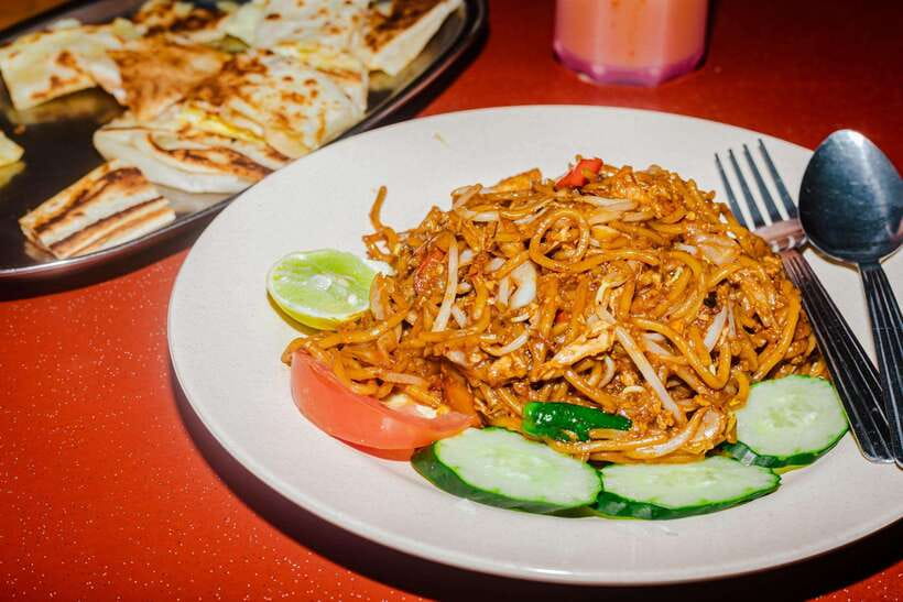 Kuala Lumpur: Sambal Street Food Tour with 15+ Tastings - Prepare for heat, rain and a full stomach