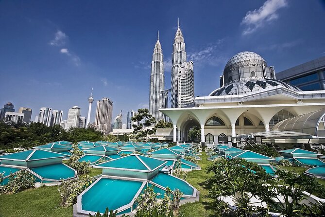 Private FullDay Tour includes Petronas Twin Towers & Batu Caves - Lake Gardens and Thean Hou Temple