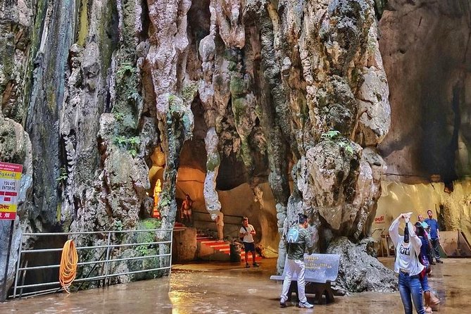 Private Tour Kuala Lumpur with Petronas Twin Towers Observation Deck & Batu Cave - The day at a glance