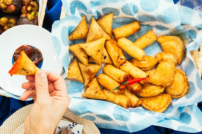 The 10 Tastings of Kuala Lumpur With Locals: Private Street Food Tour - Sri Maha Mariamman Temple: a Hindu landmark on the route